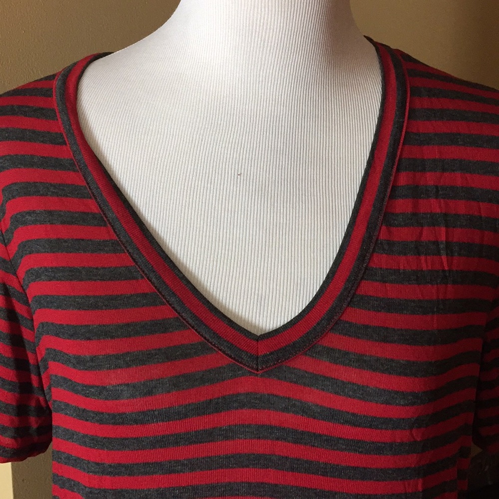 SPLENDID Size SMALL V-Neck Striped Tee Cozy Thin-Stripe Red/Gray $48 NEW - Picture 5 of 8